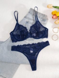 Set de lencería azul con encaje transparente y sujetador con tirantes ajustables.