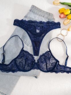 Sujetador con aros y tirantes ajustables del set de lencería azul.