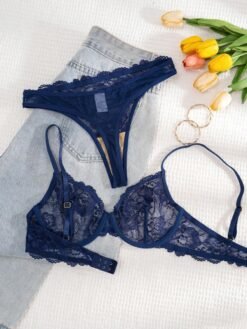 Detalle frontal del set de lencería azul con encaje floral y acabado semitransparente.