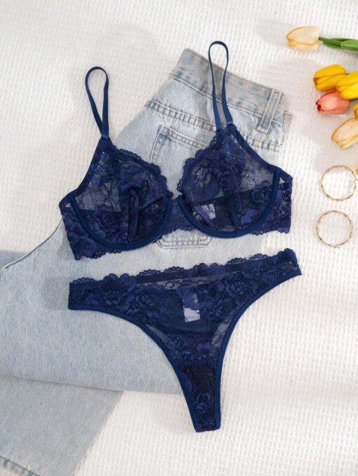 Set de lencería azul con encaje transparente y sujetador con tirantes ajustables.