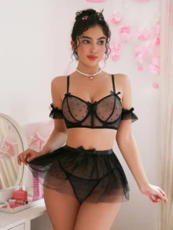 Conjunto sexy negro con gasa y lazos visto desde el frente