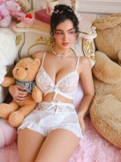Modelo sentada mostrando detalles del conjunto sexy blanco