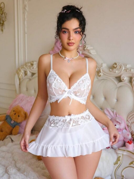 Modelo luciendo conjunto sexy blanco con encaje y mini falda