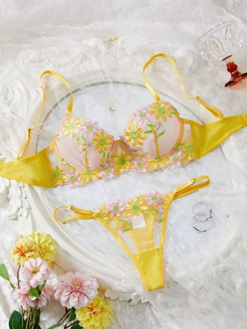 Vista frontal del set de lencería amarilla con bordado floral elegante.