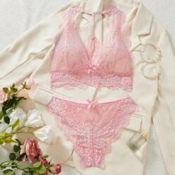 Conjunto completo sobre fondo beige con flores – set de lencería rosa