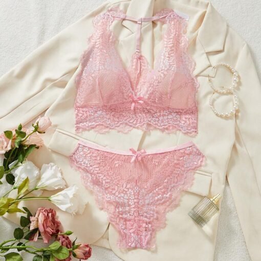 Conjunto completo sobre fondo beige con flores – set de lencería rosa