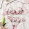 Vista frontal del set de lencería rosa con bordado floral elegante.