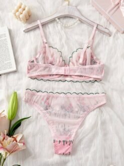 Parte trasera del set de lencería rosa con transparencias y detalles florales.