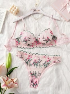Vista frontal del set de lencería rosa con bordado floral elegante.