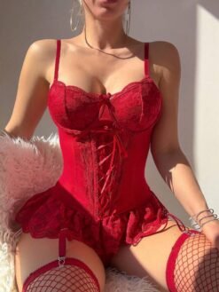 Conjunto lencería burdeos con detalle anudado frontal y ligas.