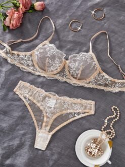 Set de lencería champán con bordado floral y tela semitransparente