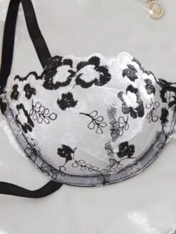 Detalle del bordado en la copa del sujetador blanco y negro