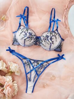 Set de lencería azul con bordado floral y tirantes ajustables