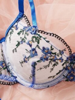 Sujetador azul bordado con copas completas y encaje