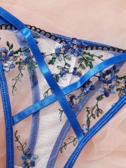 Braga tipo tanga azul con tiras cruzadas y flores bordadas