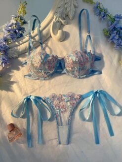 Conjunto lencería celeste con bordado floral visto desde arriba