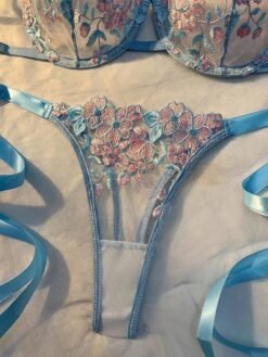 Detalle del bordado floral en tanga y sujetador del conjunto celeste