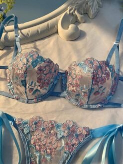 Vista superior del conjunto lencería celeste con moños y transparencias