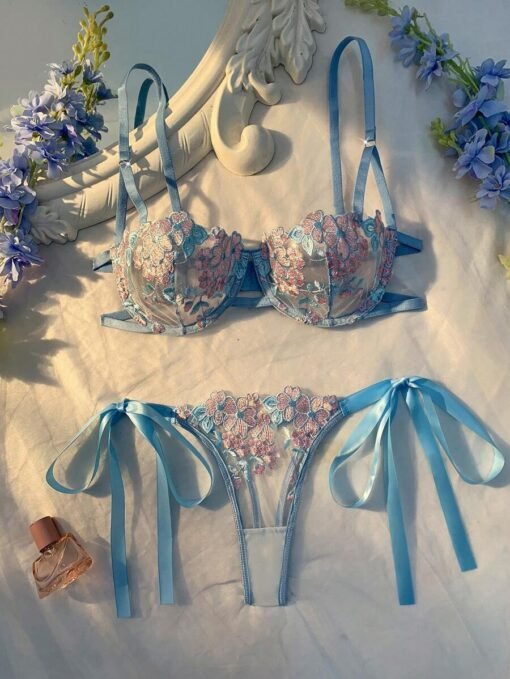 Conjunto lencería celeste con bordado floral visto desde arriba