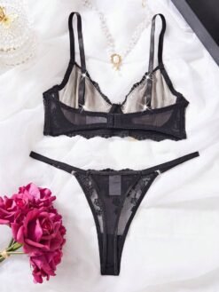 Vista trasera del conjunto negro con sujetador y calzoncillo