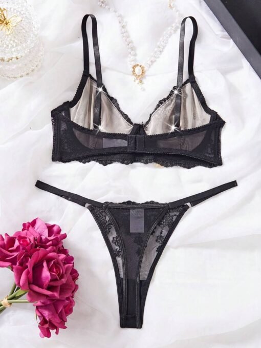 Vista trasera del conjunto negro con sujetador y calzoncillo