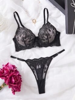 Set de lencería negro bordado con copas push up y calzón
