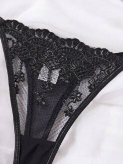 Sujetador negro bordado con tirantes ajustables y encaje