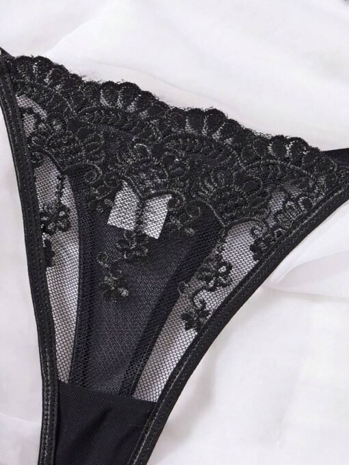 Sujetador negro bordado con tirantes ajustables y encaje