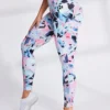 Vista lateral de leggings multicolor talle alto con estampado gráfico y bolsillo.