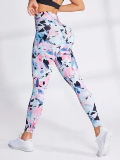 Imagen trasera de leggings multicolor talle alto, ideal para entrenamiento.