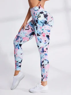 Vista lateral de leggings multicolor talle alto con estampado gráfico y bolsillo.
