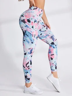 Detalle lateral de leggings multicolor talle alto ajustados y cómodos.