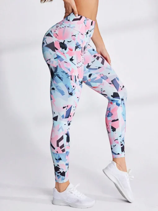 Detalle lateral de leggings multicolor talle alto ajustados y cómodos.