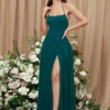 Vista frontal del vestido verde maxi con abertura alta