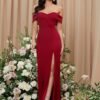 Vestido burdeos elegante con escote descubierto y abertura frontal