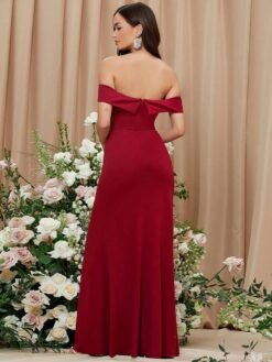 Vista trasera del vestido burdeos elegante con hombros descubiertos