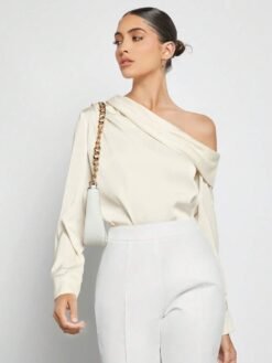 Modelo usando top albaricoque elegante con caída fluida