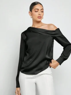 Vista frontal de top negro elegante con cuello asimétrico.