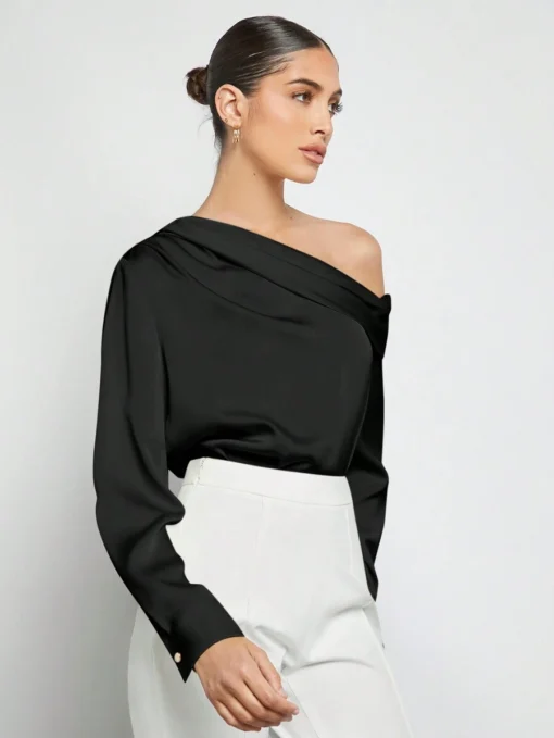 Top negro elegante combinado con pantalón blanco.