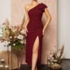 Vista frontal del vestido burdeos elegante con escote asimétrico y abertura