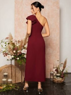 Vista trasera del vestido burdeos elegante con manga capa