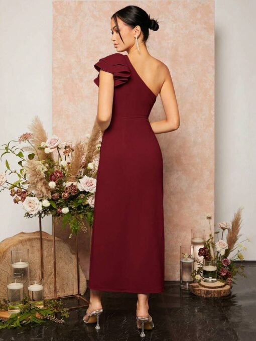 Vista trasera del vestido burdeos elegante con manga capa