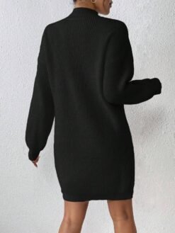 Vista trasera del vestido negro casual de punto con manga larga