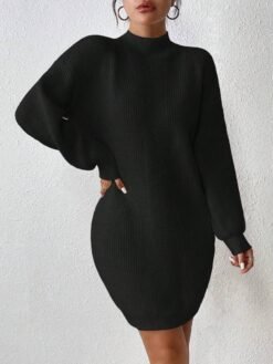 Detalle de textura del vestido negro casual con corte lápiz
