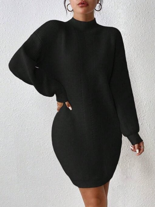 Detalle de textura del vestido negro casual con corte lápiz