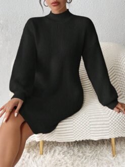Vista completa sentada del vestido negro casual mostrando caída natural