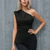 Mujer luciendo blusa asimétrica negra elegante con escote único – blusa asimétrica negra