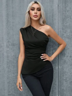 Mujer luciendo blusa asimétrica negra elegante con escote único – blusa asimétrica negra