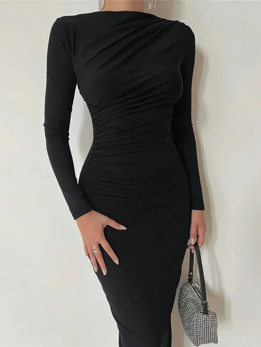 Detalle frontal del fruncido y tela entallada en vestido largo negro – vestido largo negro