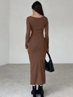 Parte trasera del vestido elegante café de corte lápiz.